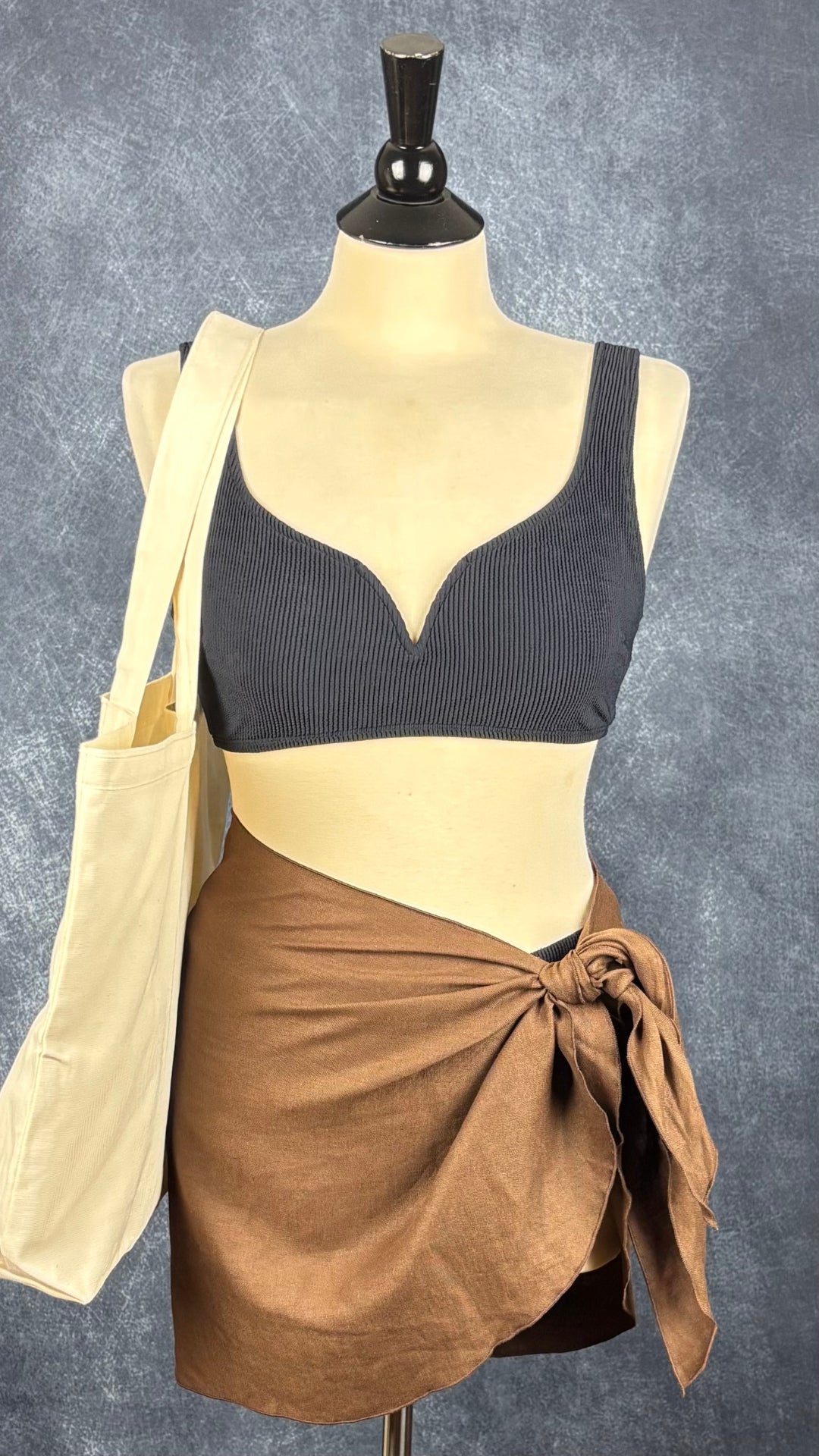 Jupe paréo en lin brun noisette de grande qualité, The Thirties by gk, taille unique. Vue de l'agencement avec un maillot de bain et un tote bag.