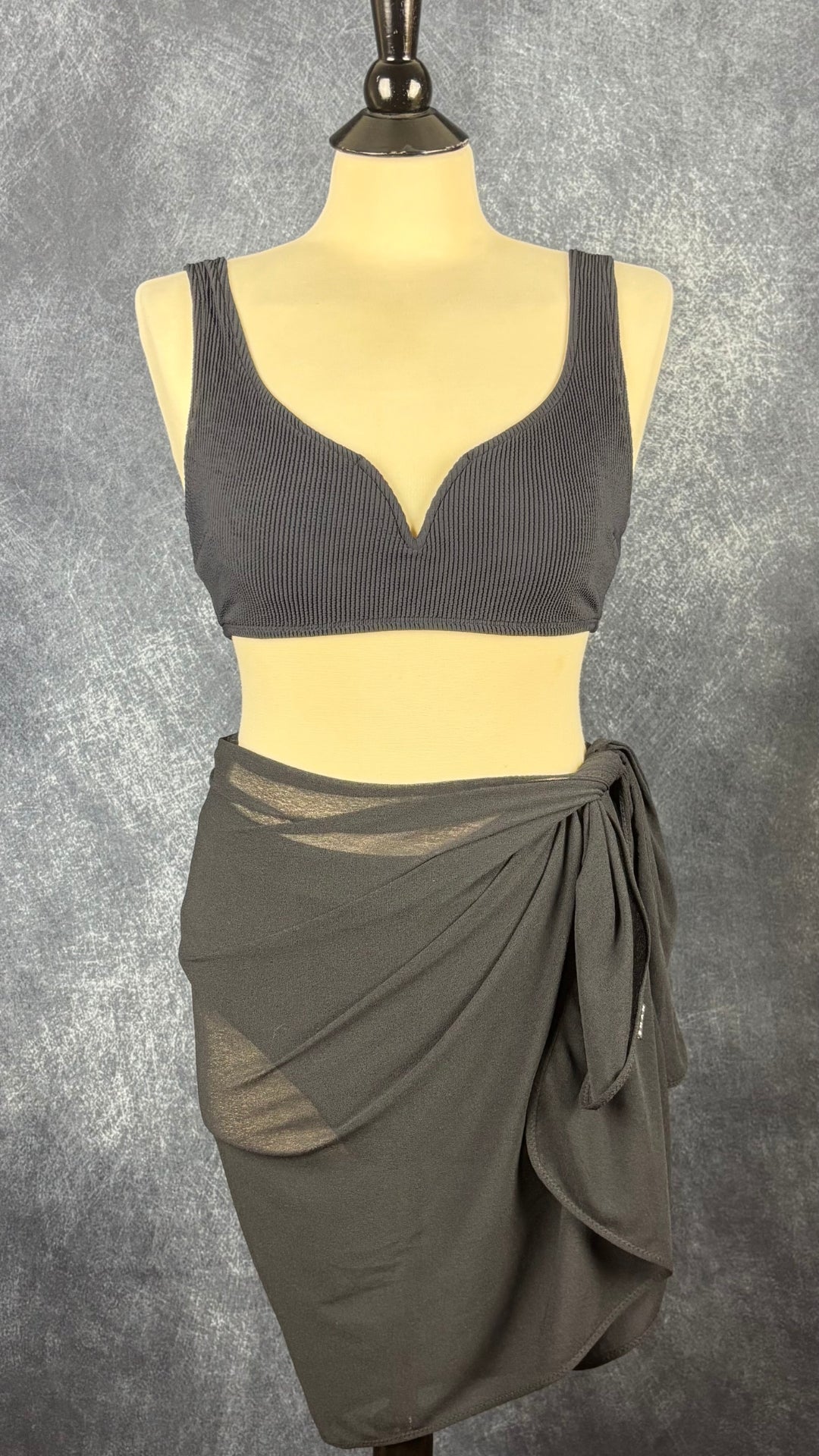 Jupe paréo noire Shan taille unique. Vue de face, sur le mannequin avec un maillot de bain.
