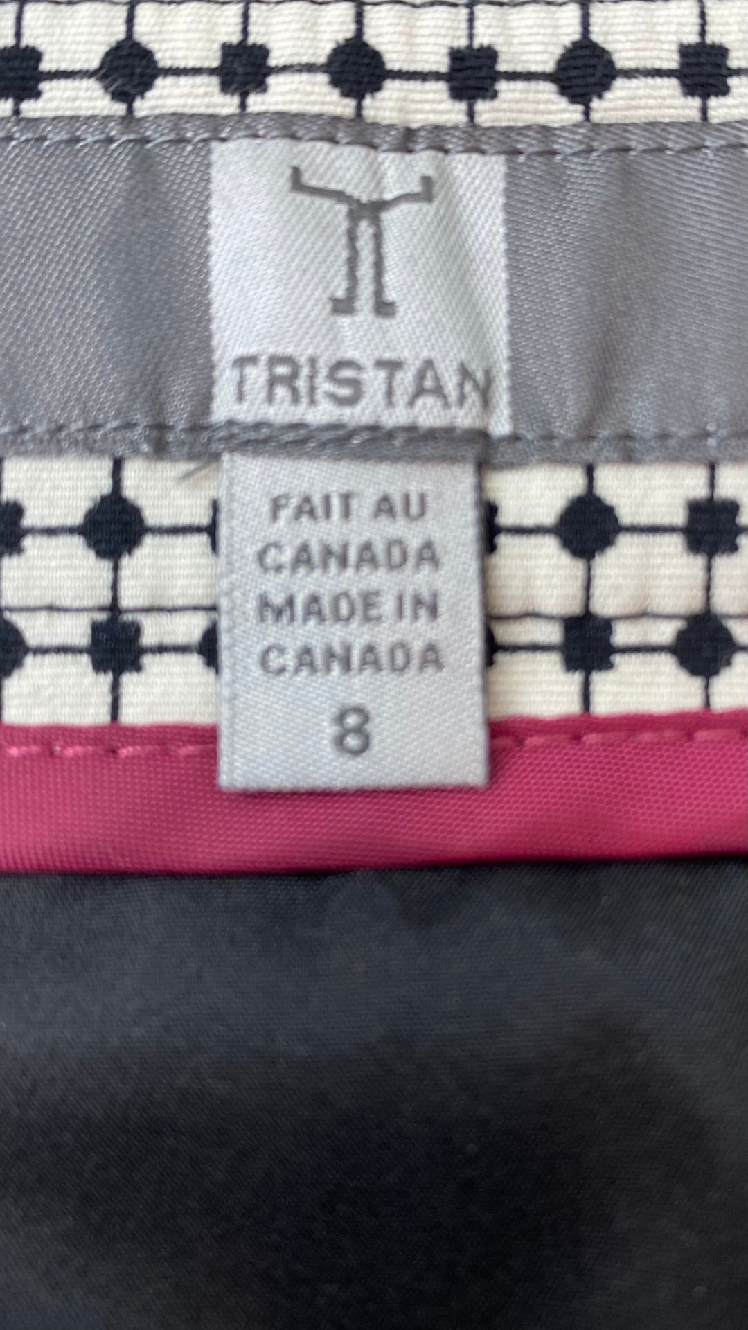 Jupe à plis creux effet optique crème et noir Tristan, taille 8. Vue de l'étiquette de taille et marque.