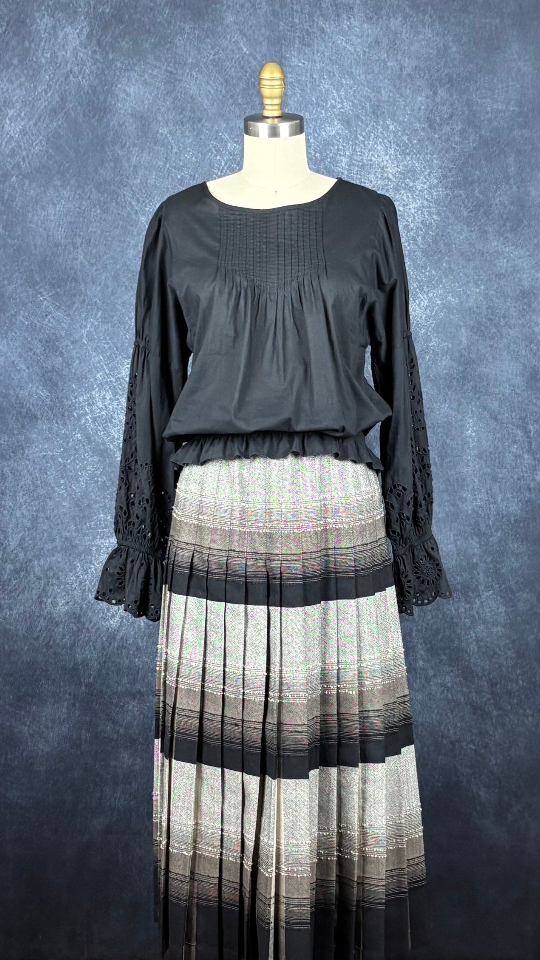 Jupe plissée vintage à carreaux réversible en laine Highland Queen, taille estimée à xs. Vue de l'agencement avec la blouse noire Gap avec broderie anglaise.