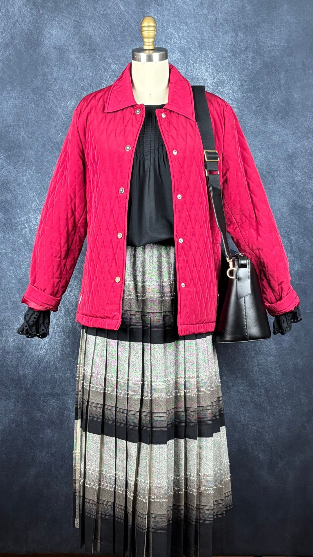 Jupe plissée vintage à carreaux réversible en laine Highland Queen, taille estimée à xs. Vue de l'agencement avec la blouse noire Gap, le manteau rouge matelassé et le sac Want Les Essentiels.