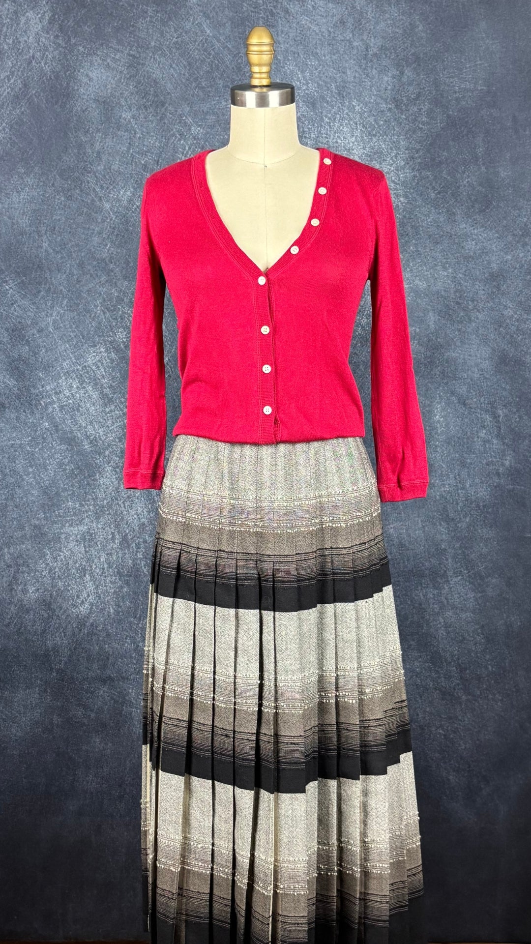Jupe plissée vintage à carreaux réversible en laine Highland Queen, taille estimée à xs. Vue de l'agencement avec le cardigan rose framboise Holt Renfrew.