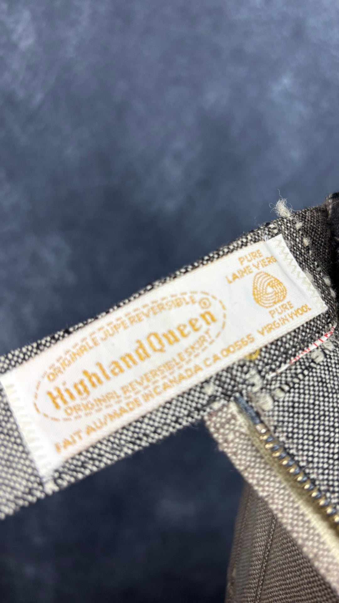 Jupe plissée vintage à carreaux réversible en laine Highland Queen, taille estimée à xs. Vue de l'étiquette.