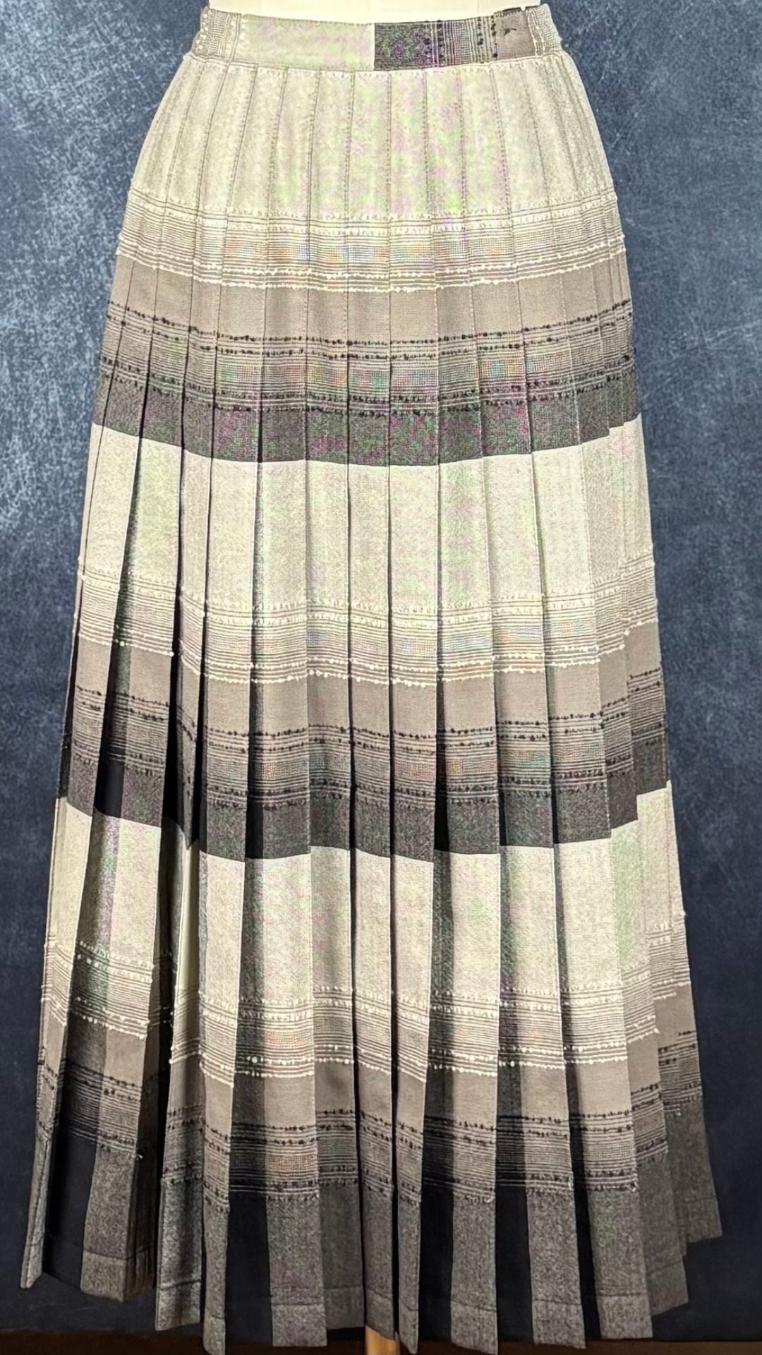 Jupe plissée vintage à carreaux réversible en laine Highland Queen, taille estimée à xs. Vue de dos.