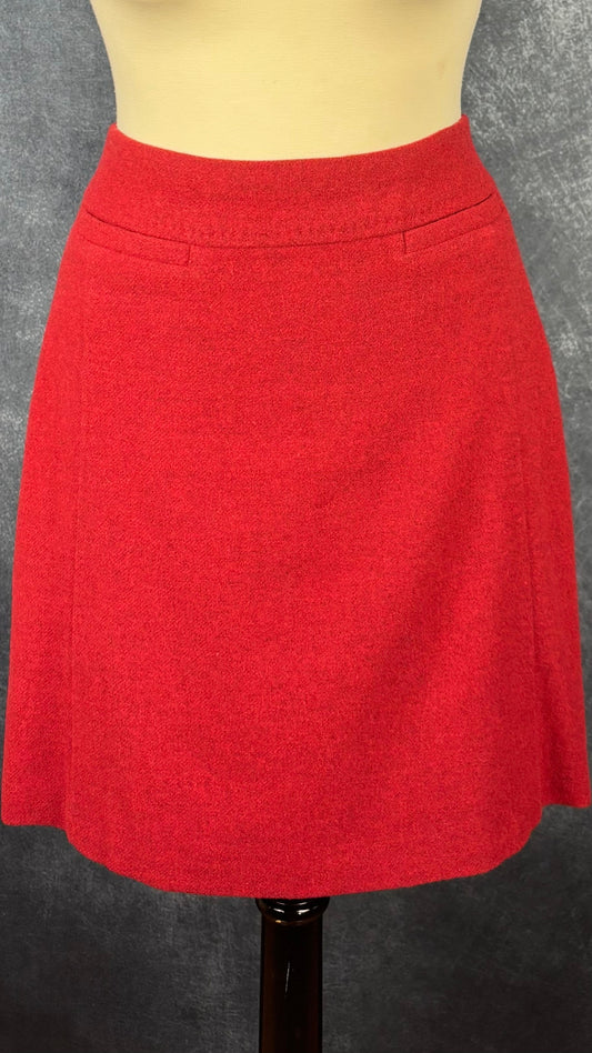 Jupe rouge en laine Weekend MaxMara, taille 6 (environ small). Vue de face sur le mannequin.