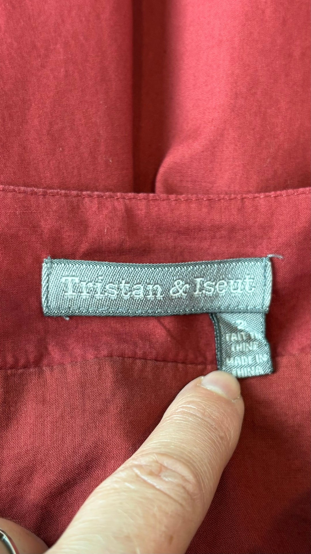 Jupe rouge dentelle et plissé Tristan & Iseut, taille 2 (xs/s). Vue de l'étiquette.