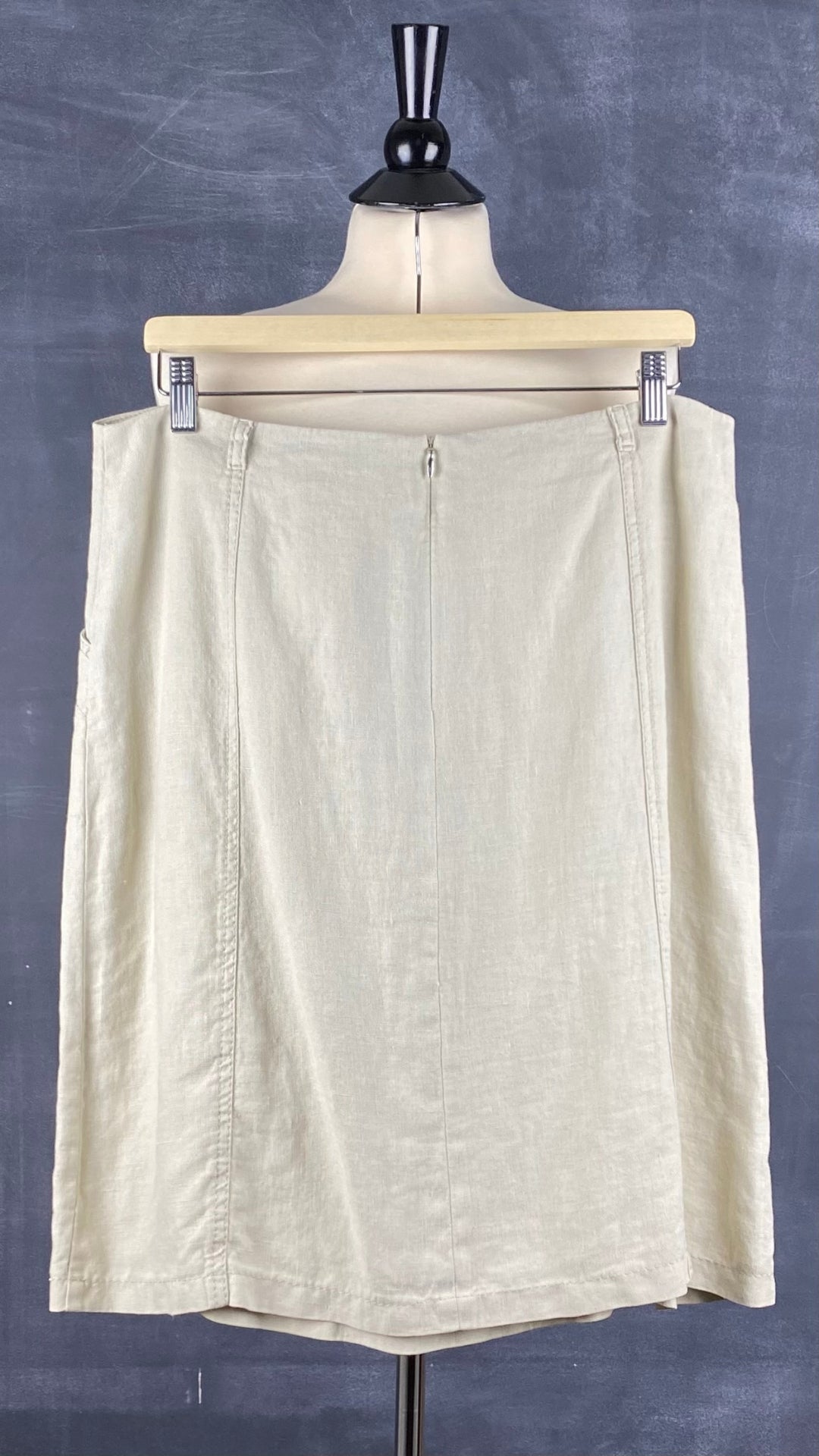 Jupe beige sable en lin Atelier Gardeur, taille 12 (large). Vue de dos.