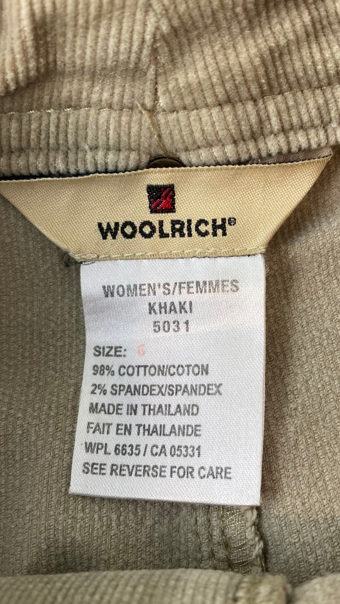 Jupe sable en velours côtelé extensible Woolrich, taille 6. Vue de l'étiquette de marque, taille, composition.
