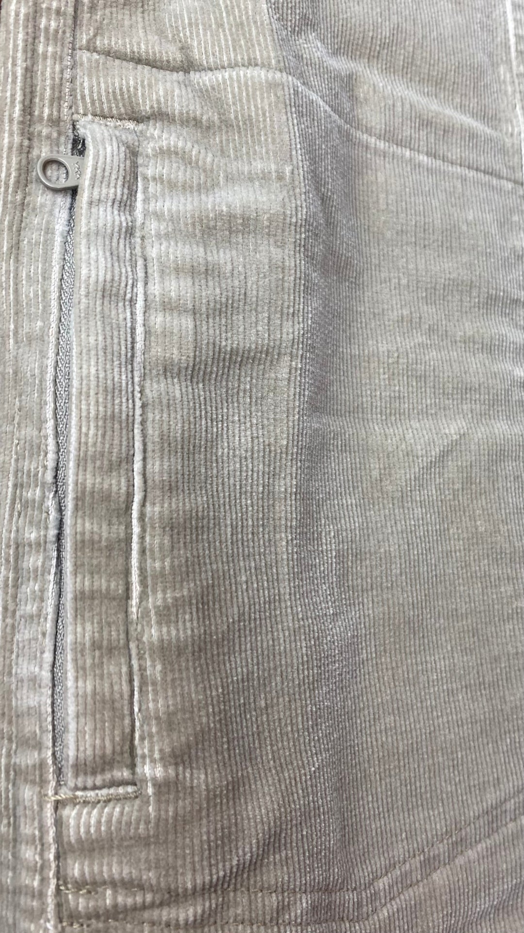 Jupe sable en velours côtelé extensible Woolrich, taille 6. Vue de la poche zippée.