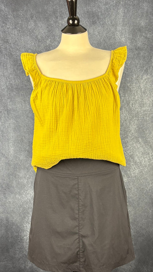Jupe-short noire Royal Robbins, taille 12. Vue de l'agencement avec la camisole en gaze de coton jaune.