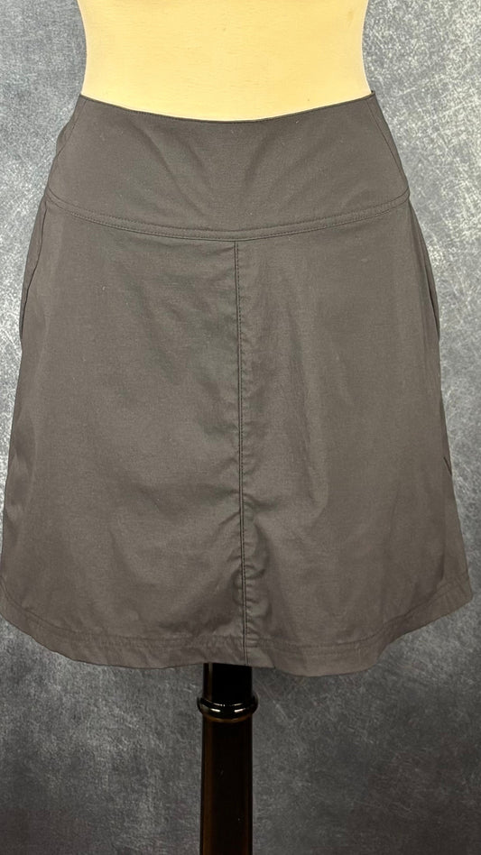 Jupe-short noire Royal Robbins, taille 12. Vue de face sur le mannequin.