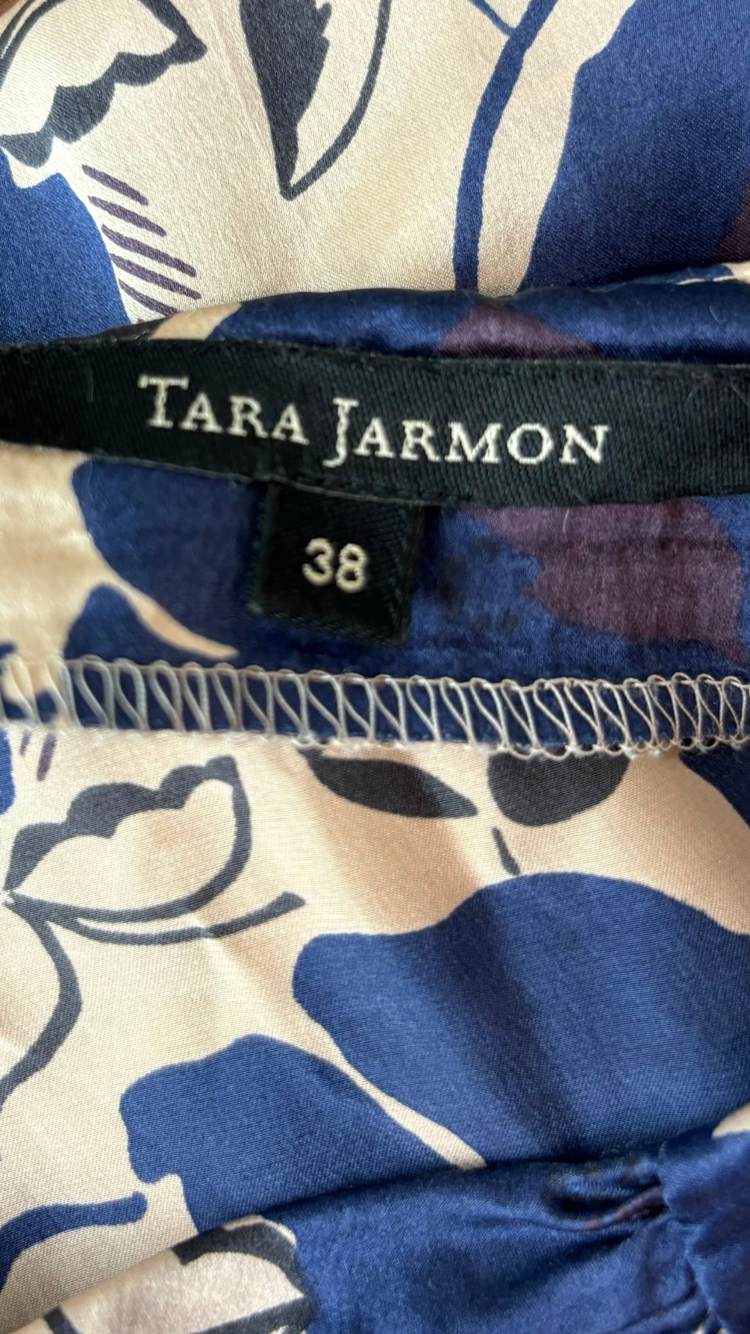 Jupe en soie Tara Jarmon, taille 38 (s). Vue de l'étiquette.