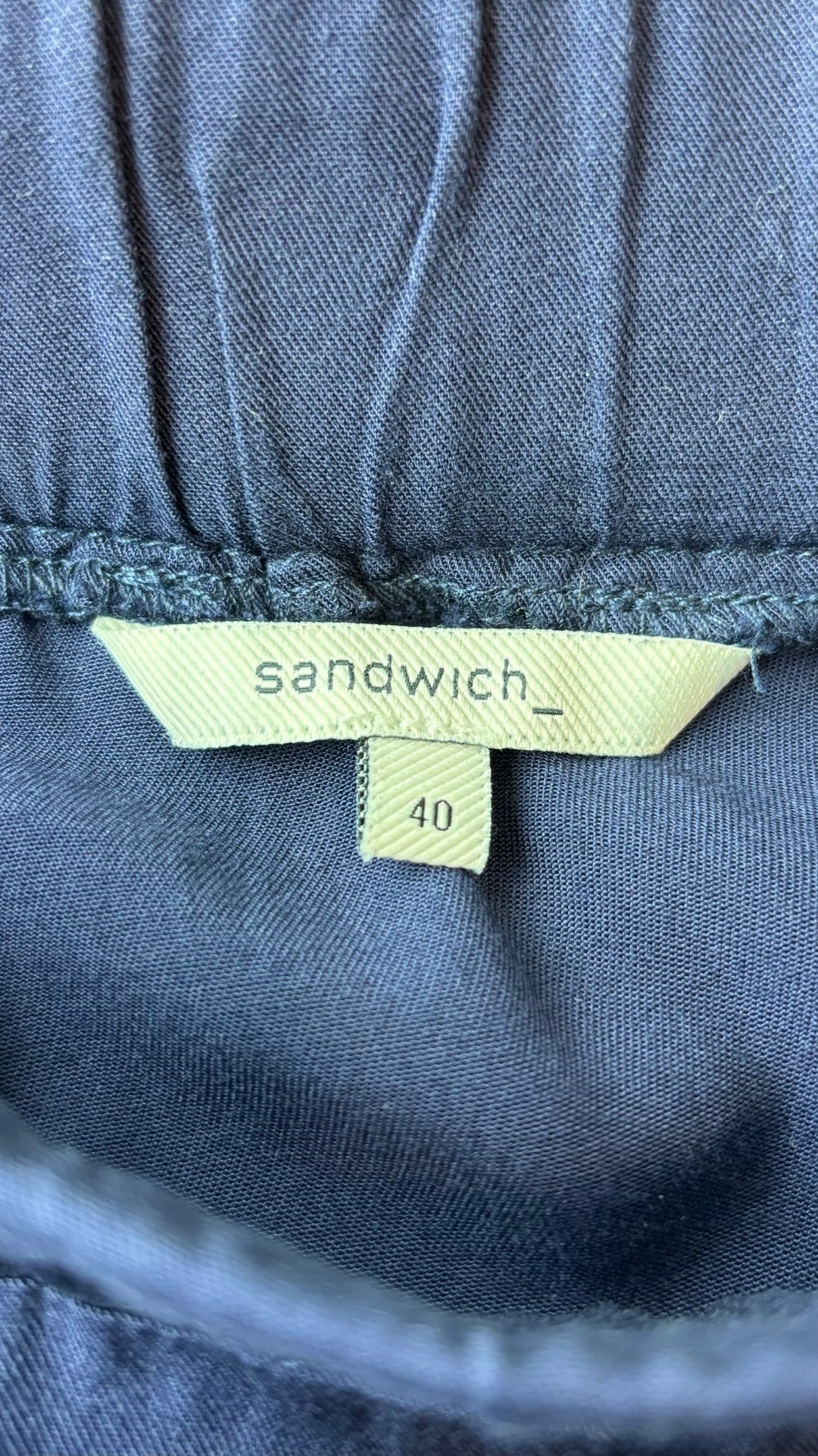 Jupe sport chic confortable Sandwich, taille 40 (large). Vue de l'étiquette de marque et taille.