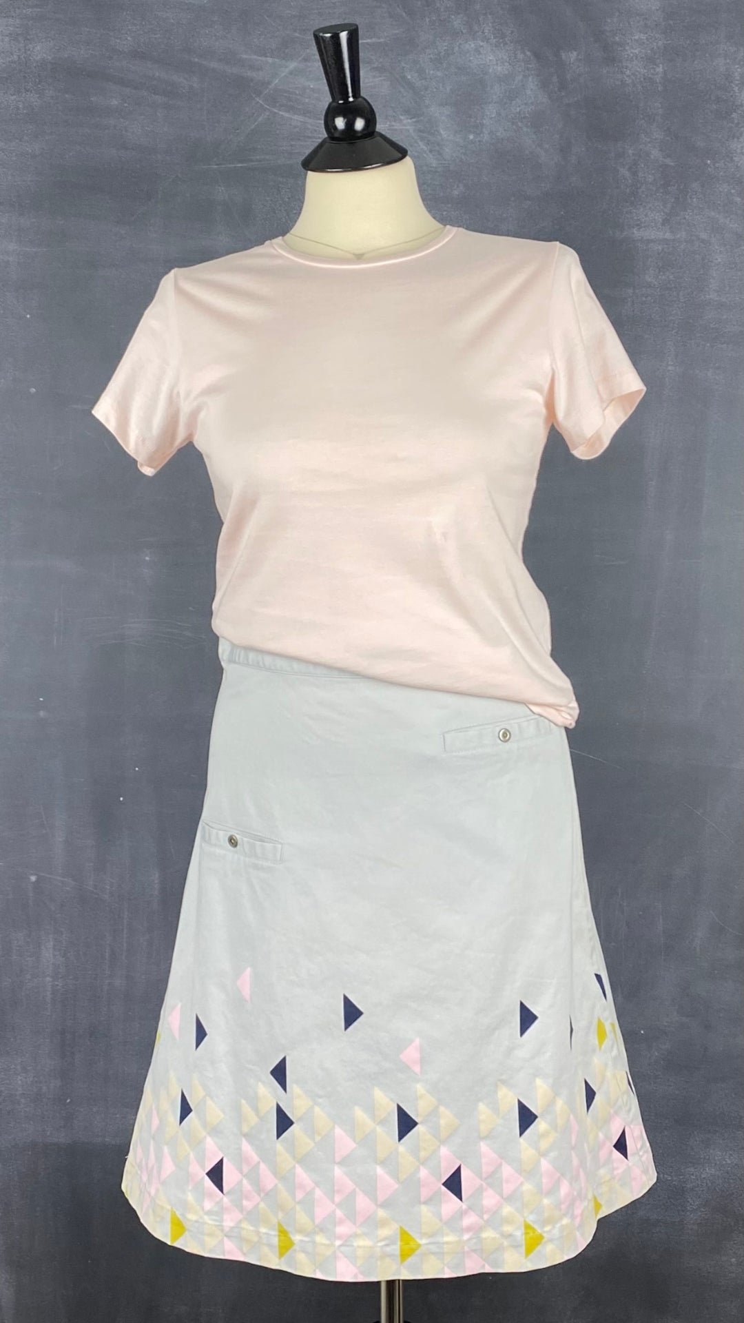 Jupe triangles St-Martins, taille 36 (small). Vue de l'agencement avec un t-shirt rose pâle Tristan.