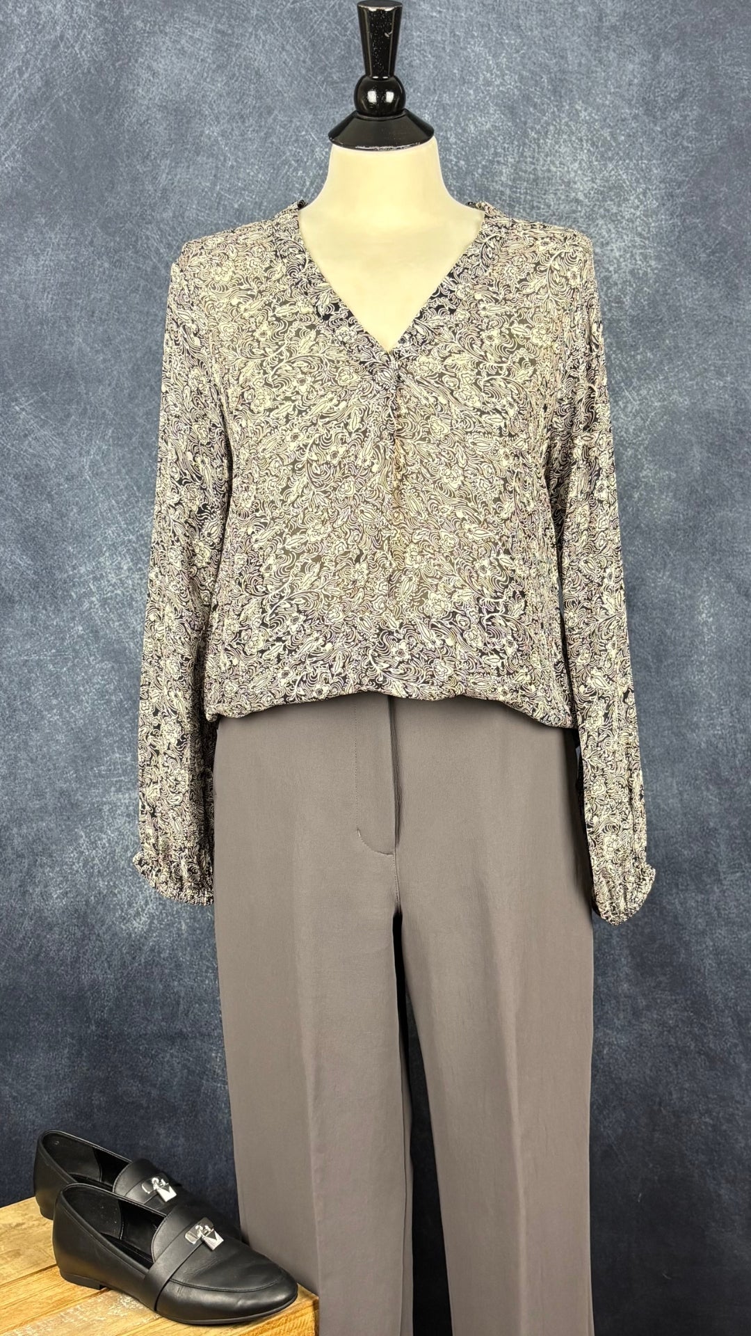 Flâneur (loafer) noir en cuir classique et élégant Michael Michael Kors, taille 7,5. Vue l'agencement avec le pantalon taupe Wilfred, la blouse à motifs Part Two.