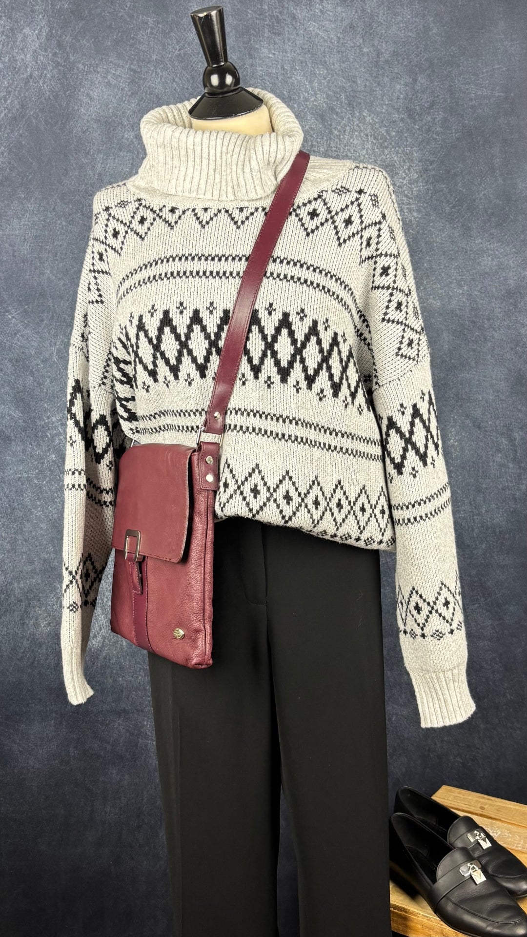 Flâneur (loafer) noir en cuir classique et élégant Michael Michael Kors, taille 7,5. Vue l'agencement avec le pantalon noir Lafayette 148 NY, le tricot Joie, le sac à main The trend bourgogne.