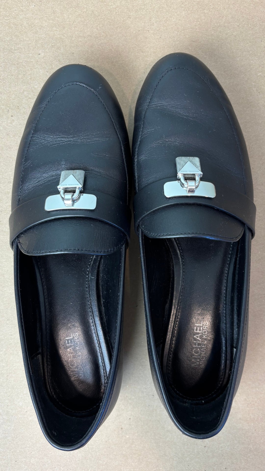 Flâneur (loafer) noir en cuir classique et élégant Michael Michael Kors, taille 7,5. Vue de haut.