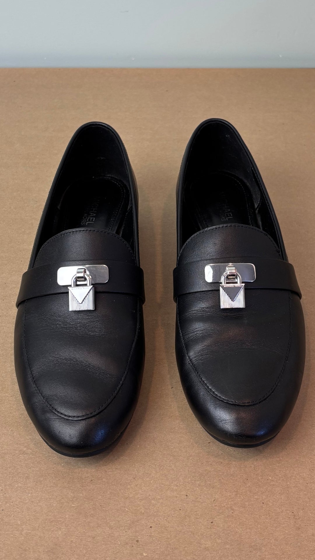 Flâneur (loafer) noir en cuir classique et élégant Michael Michael Kors, taille 7,5. Vue face.