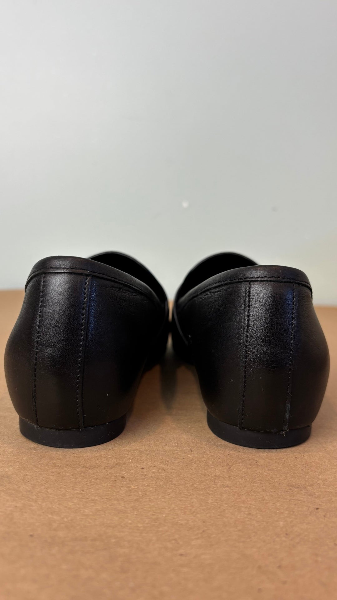 Flâneur (loafer) noir en cuir classique et élégant Michael Michael Kors, taille 7,5. Vue des talons des chaussures.