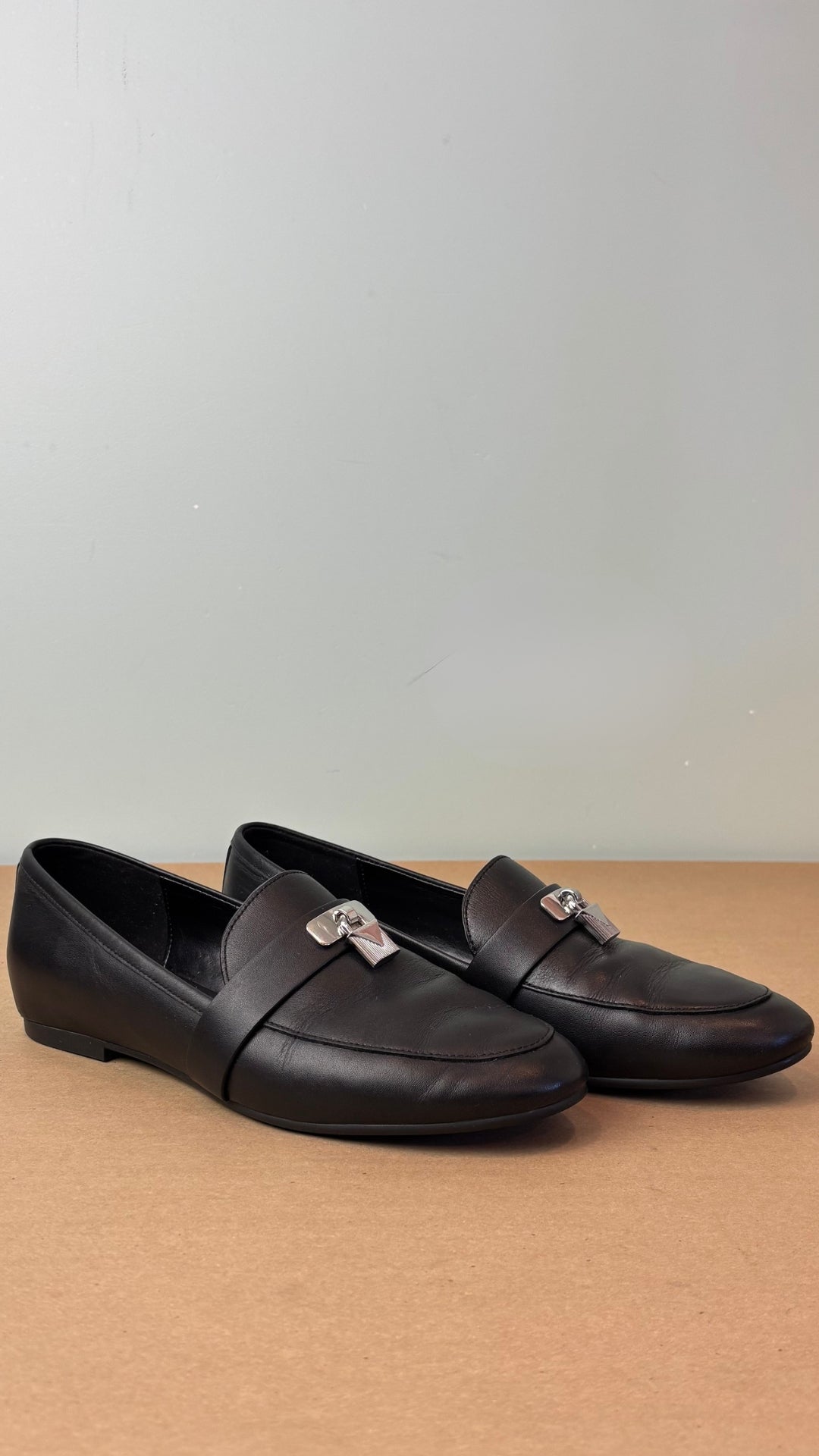 Flâneur (loafer) noir en cuir classique et élégant Michael Michael Kors, taille 7,5. Vue des chaussures, légèrement de biais.