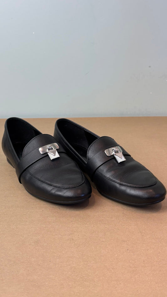 Flâneur (loafer) noir en cuir classique et élégant Michael Michael Kors, taille 7,5. Vue légèrement de côté.