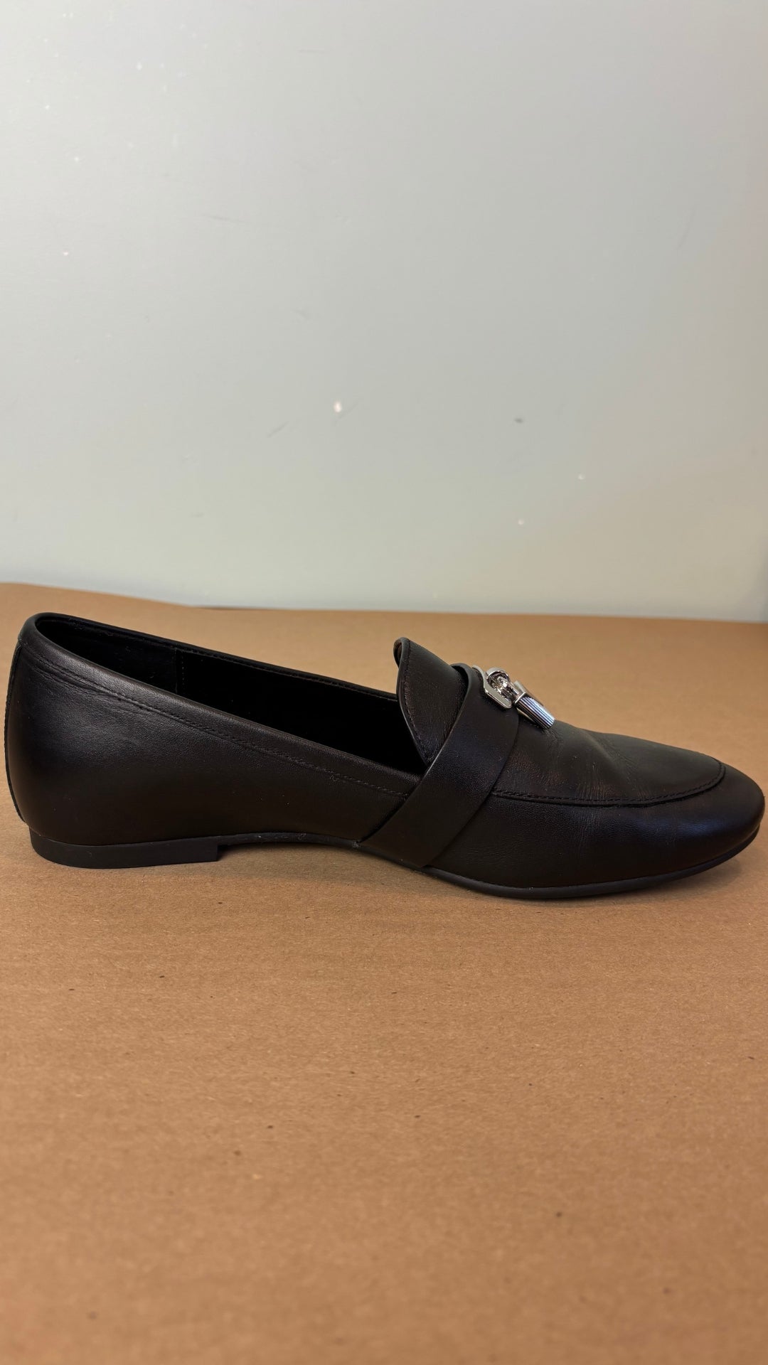 Flâneur (loafer) noir en cuir classique et élégant Michael Michael Kors, taille 7,5. Vue de la face interne de la chaussure.