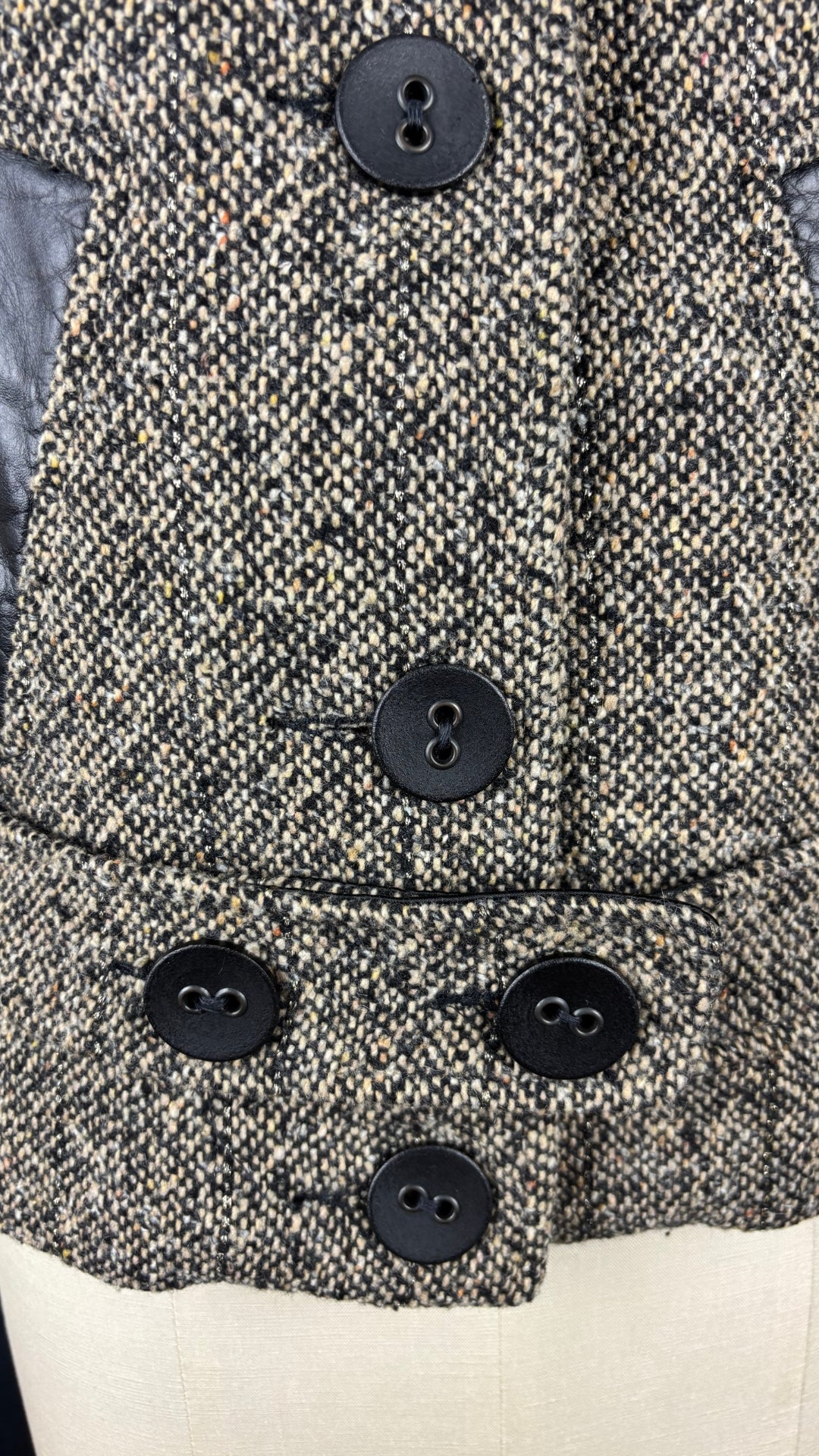 Manteau court en lainage style tweed Mackage, taille small. Vue des boutons.