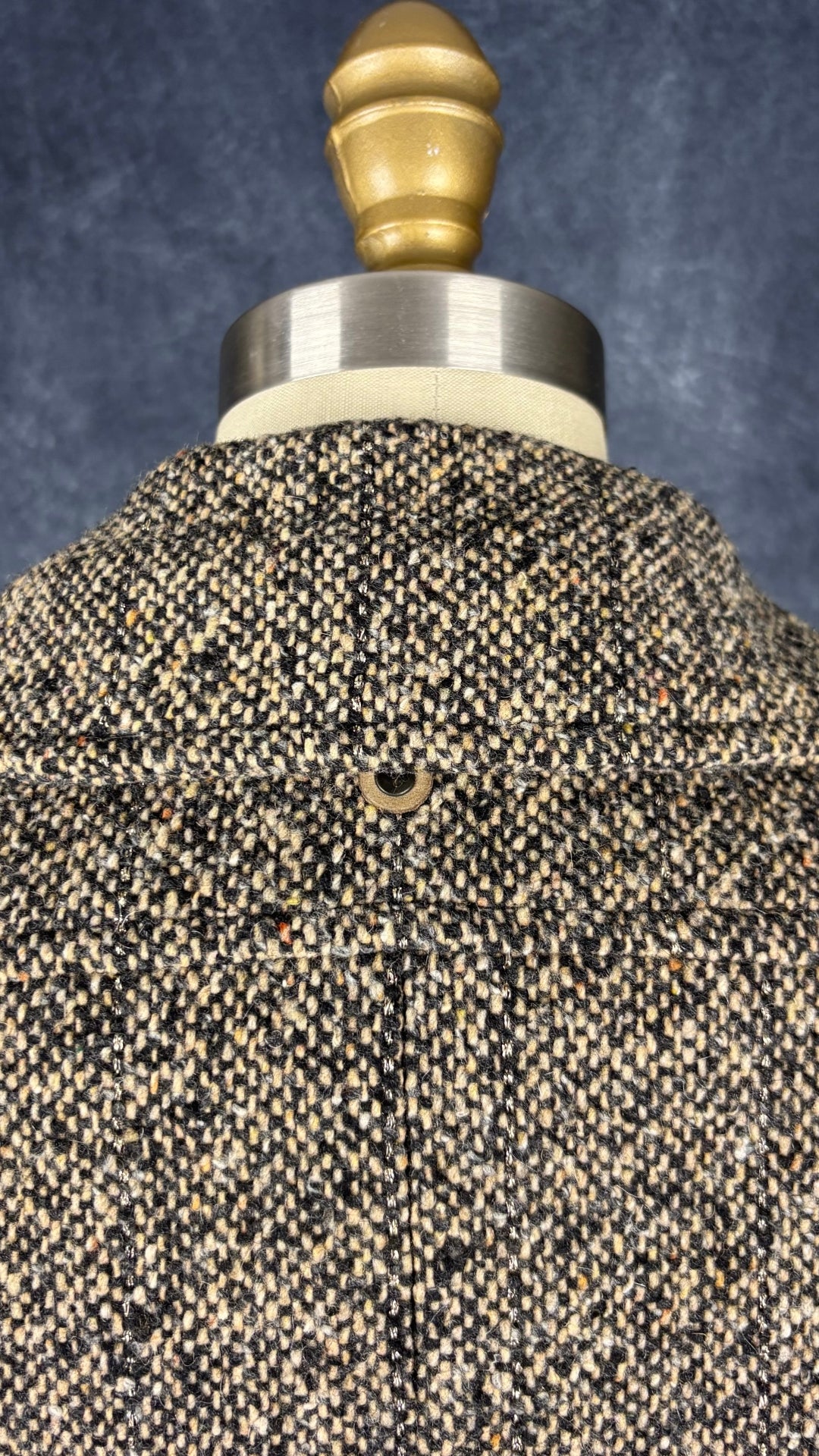 Manteau court en lainage style tweed Mackage, taille small. Vue de l'encolure au dos.