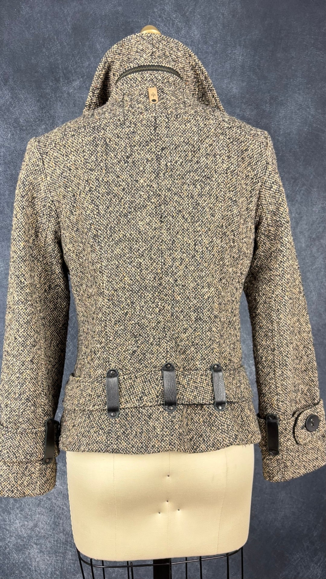 Manteau court en lainage style tweed Mackage, taille small. Vue de dos.