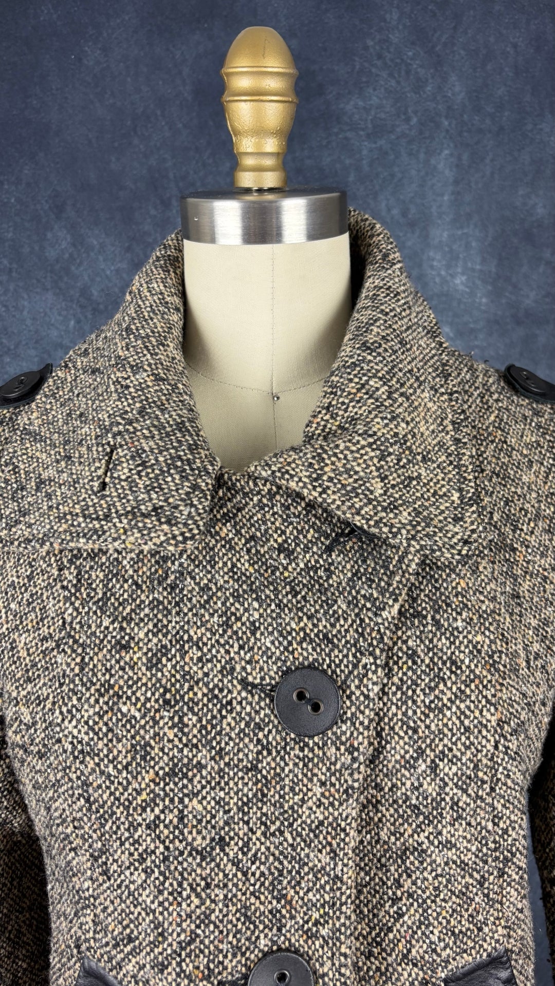 Manteau court en lainage style tweed Mackage, taille small. Vue de l'encolure partiellement fermée.