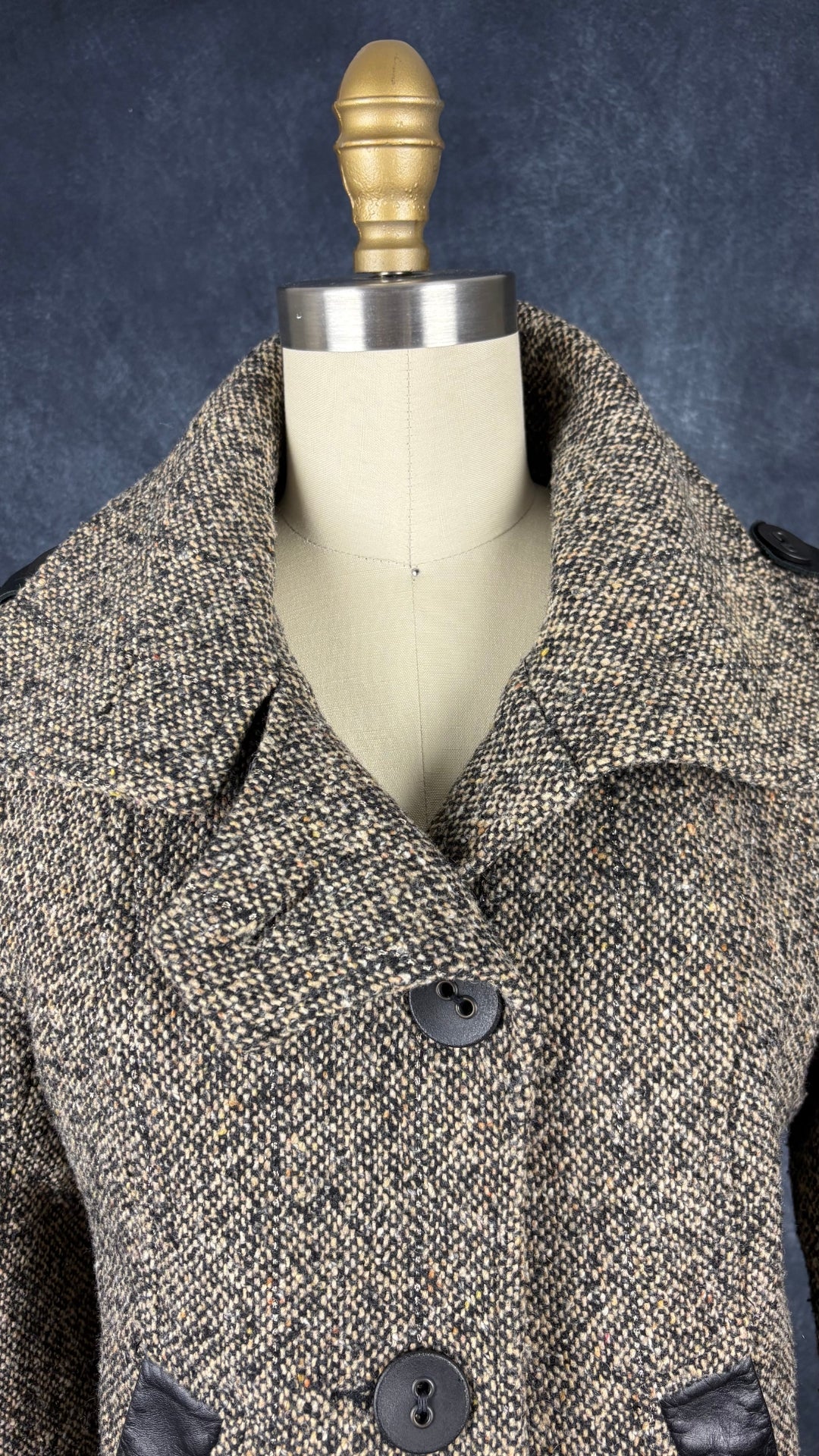 Manteau court en lainage style tweed Mackage, taille small. Vue de l'encolure ouverte.