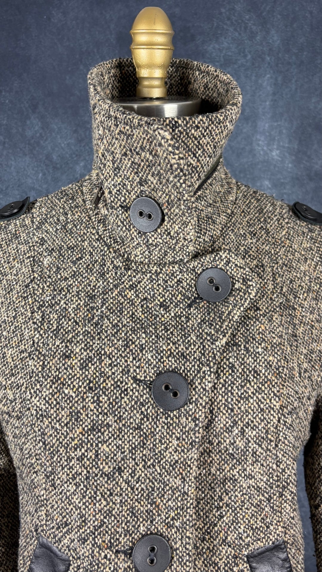 Manteau court en lainage style tweed Mackage, taille small. Vue de l'encolure remontée.