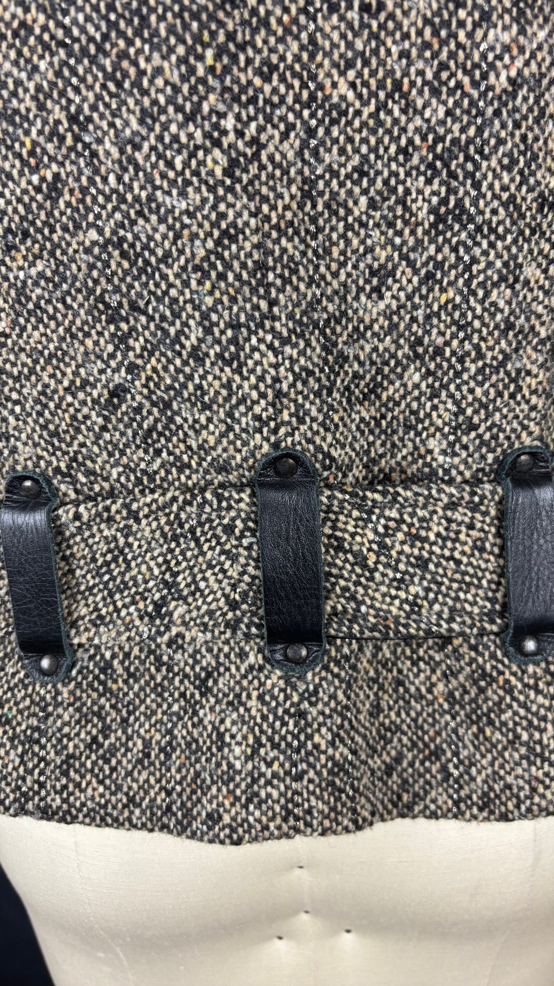 Manteau court en lainage style tweed Mackage, taille small. Vue des passants pour la ceinture au dos.