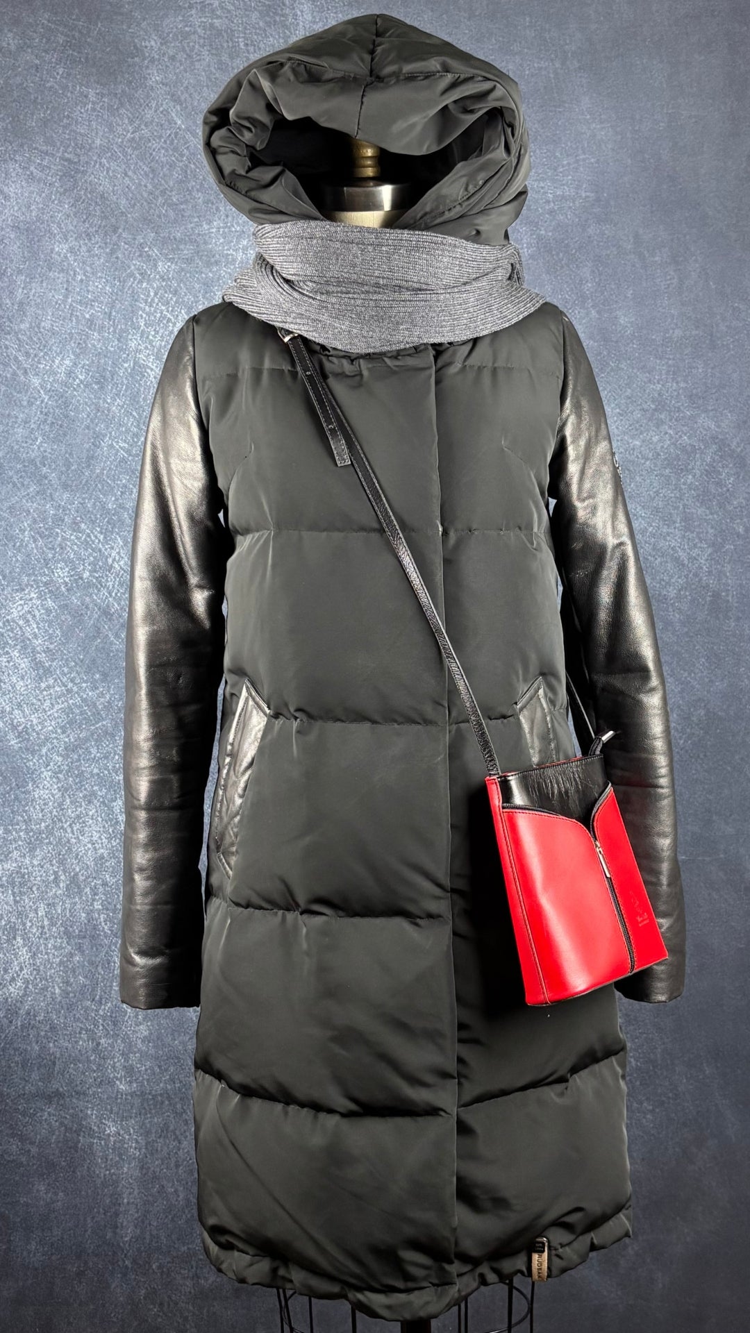 Manteau isolé en duvet mi-long noir avec détails en cuir, Rudsak, taille xs qui fait aussi small. Vue de l'agencement avec le foulard gris Boss et le sac à main en cuir rouge et noir.