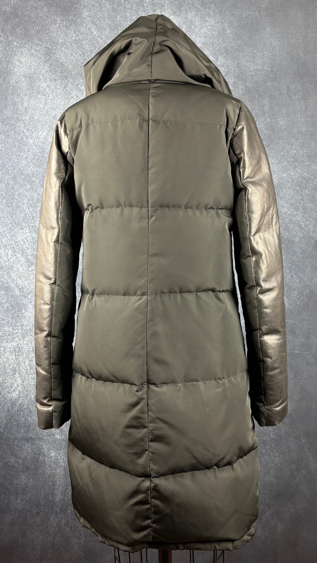 Manteau isolé en duvet mi-long noir avec détails en cuir, Rudsak, taille xs qui fait aussi small. Vue de dos.