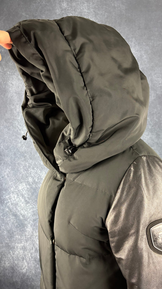 Manteau isolé en duvet mi-long noir avec détails en cuir, Rudsak, taille xs qui fait aussi small. Vue de l'encolure, capuchon relevé.