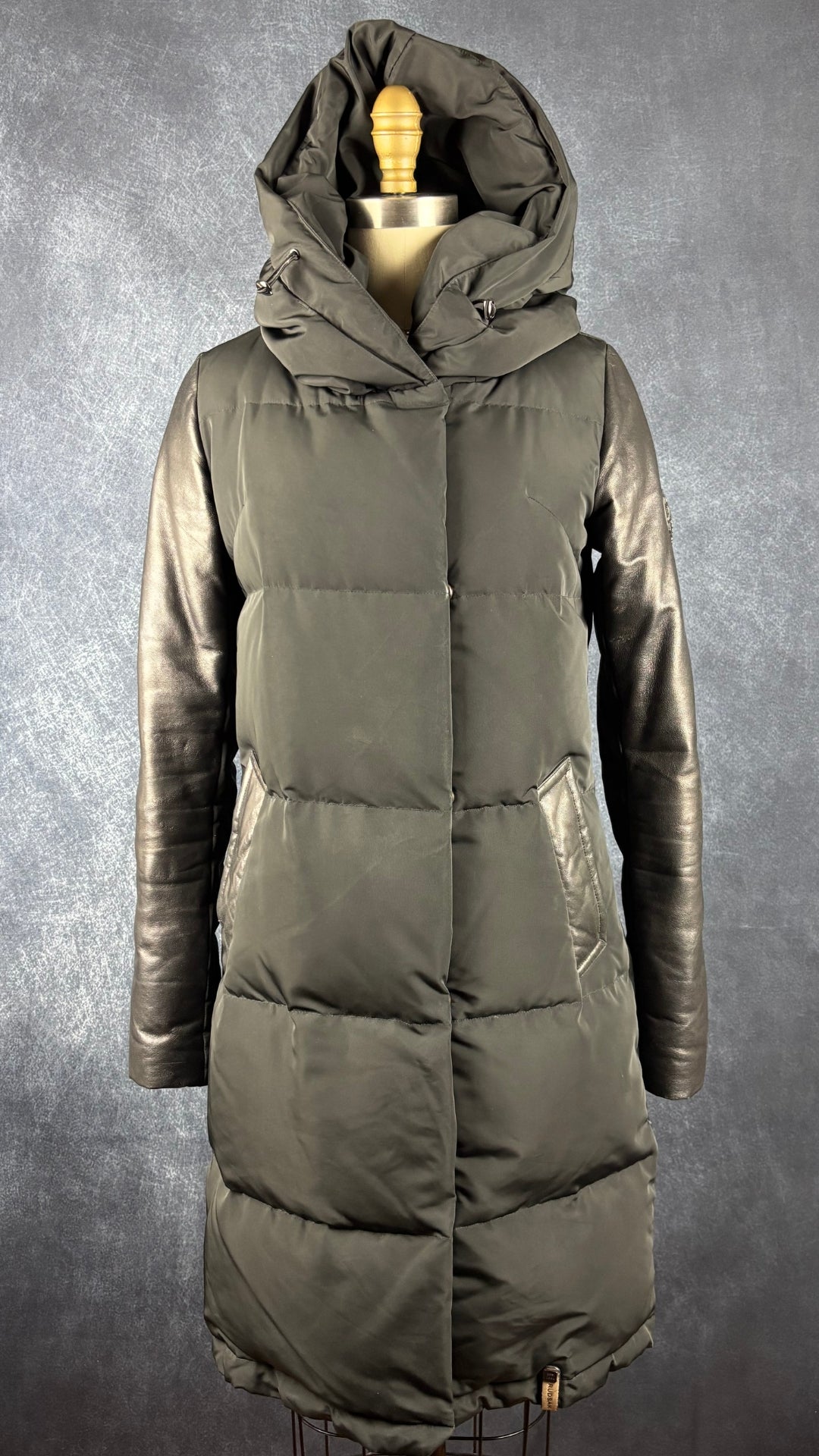 Manteau isolé en duvet mi-long noir avec détails en cuir, Rudsak, taille xs qui fait aussi small. Vue de face.