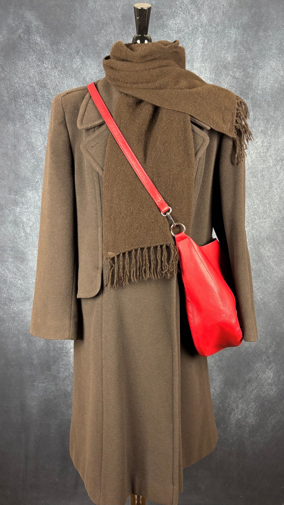 Manteau long en laine et angora vintage brun chocolat Marisa Minicucci, taille 10, estimée à large. Vue de l'agencement avec le foulard brun chocolat en cachemire et le sac à main en cuir rouge.
