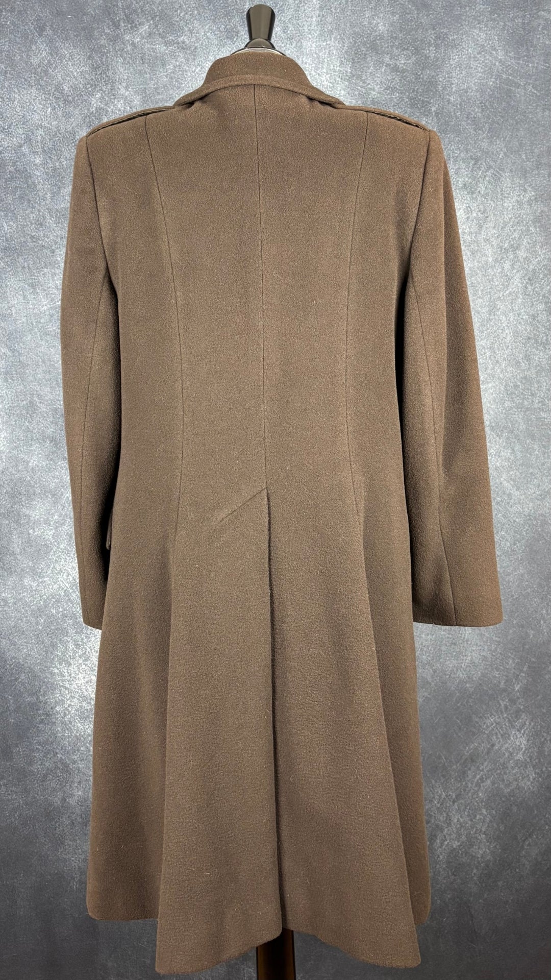 Manteau long en laine et angora vintage brun chocolat Marisa Minicucci, taille 10, estimée à large. Vue de dos.