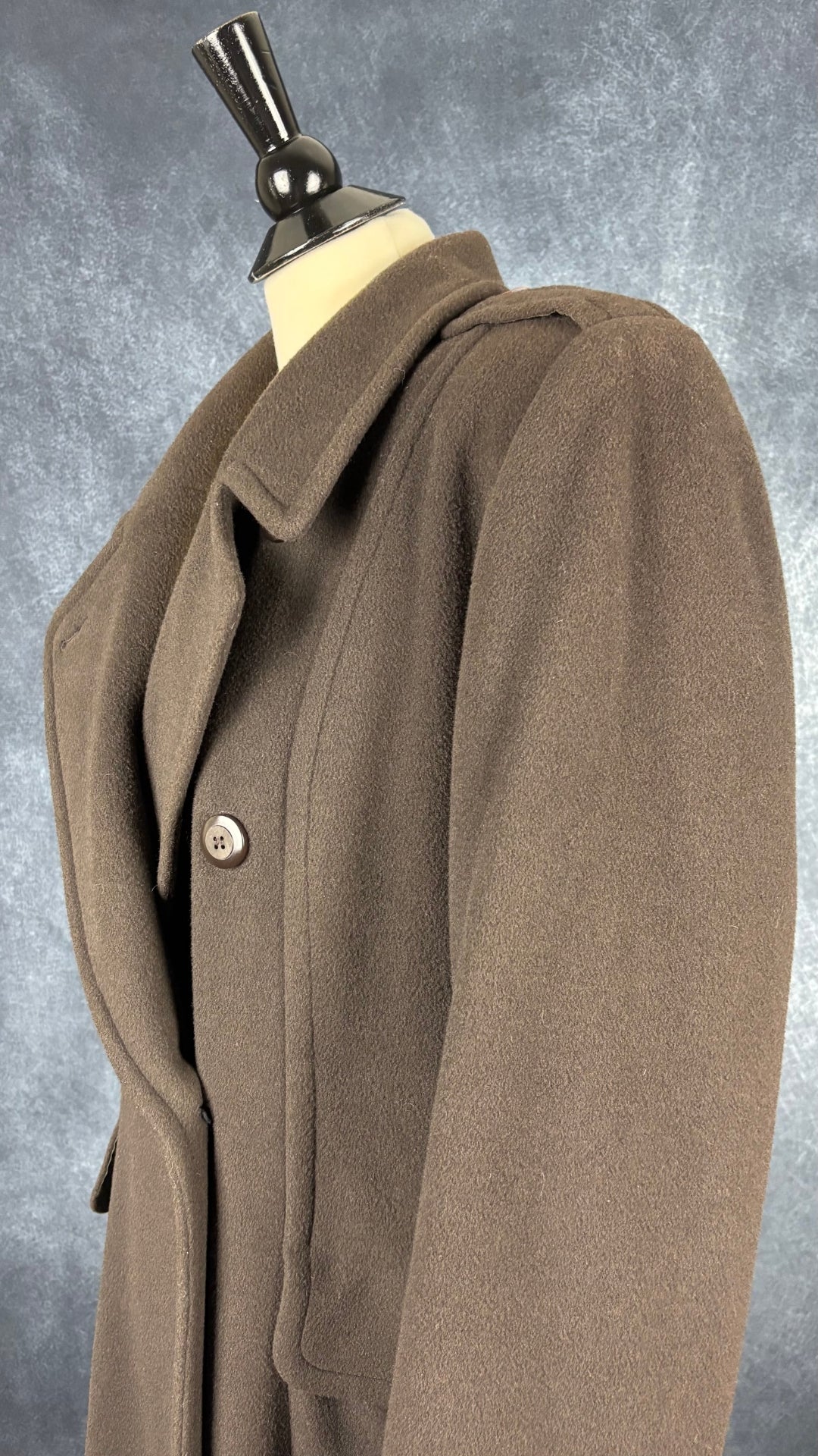 Manteau long en laine et angora vintage brun chocolat Marisa Minicucci, taille 10, estimée à large. Vue de l'encolure.