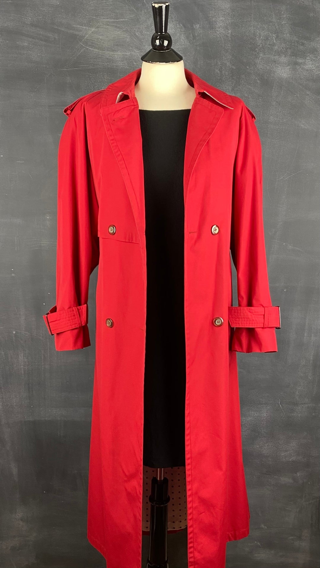 Manteau long vintage style trench rouge, taille small/medium. Vue de l'agencement avec la robe La Fée Maraboutée.