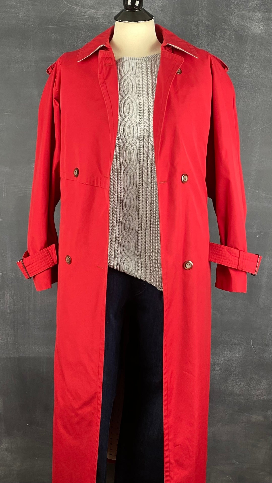 Manteau long vintage style trench rouge, taille small/medium. Vue de l'agencement avec le tricot gris Nautica et le jeans Lisette L.