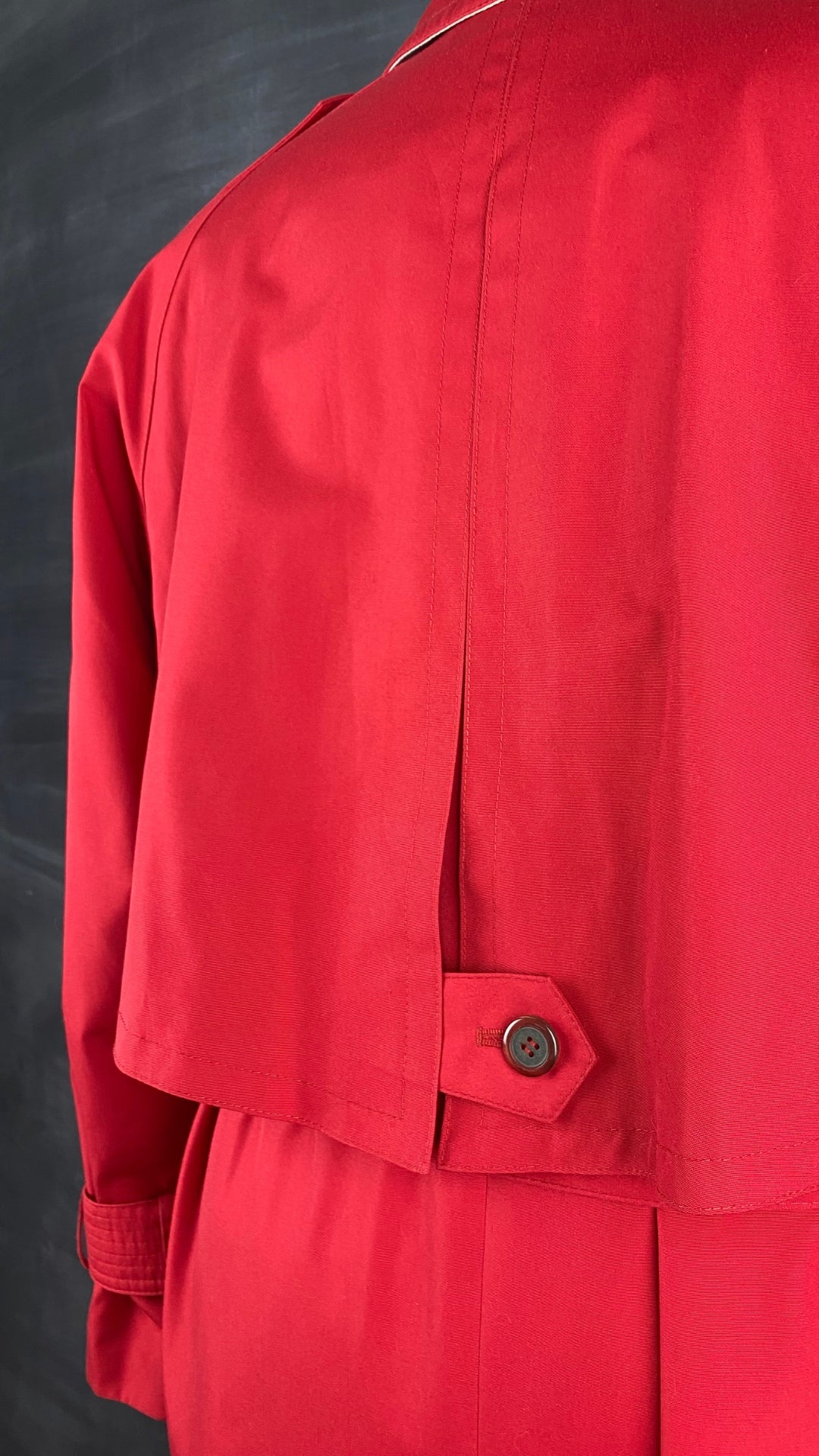 Manteau long vintage style trench rouge, taille small/medium. Vue du bavolet au dos.