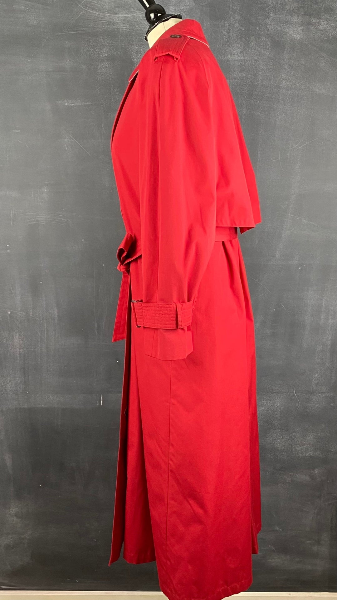Manteau long vintage style trench rouge, taille small/medium. Vue de côté.