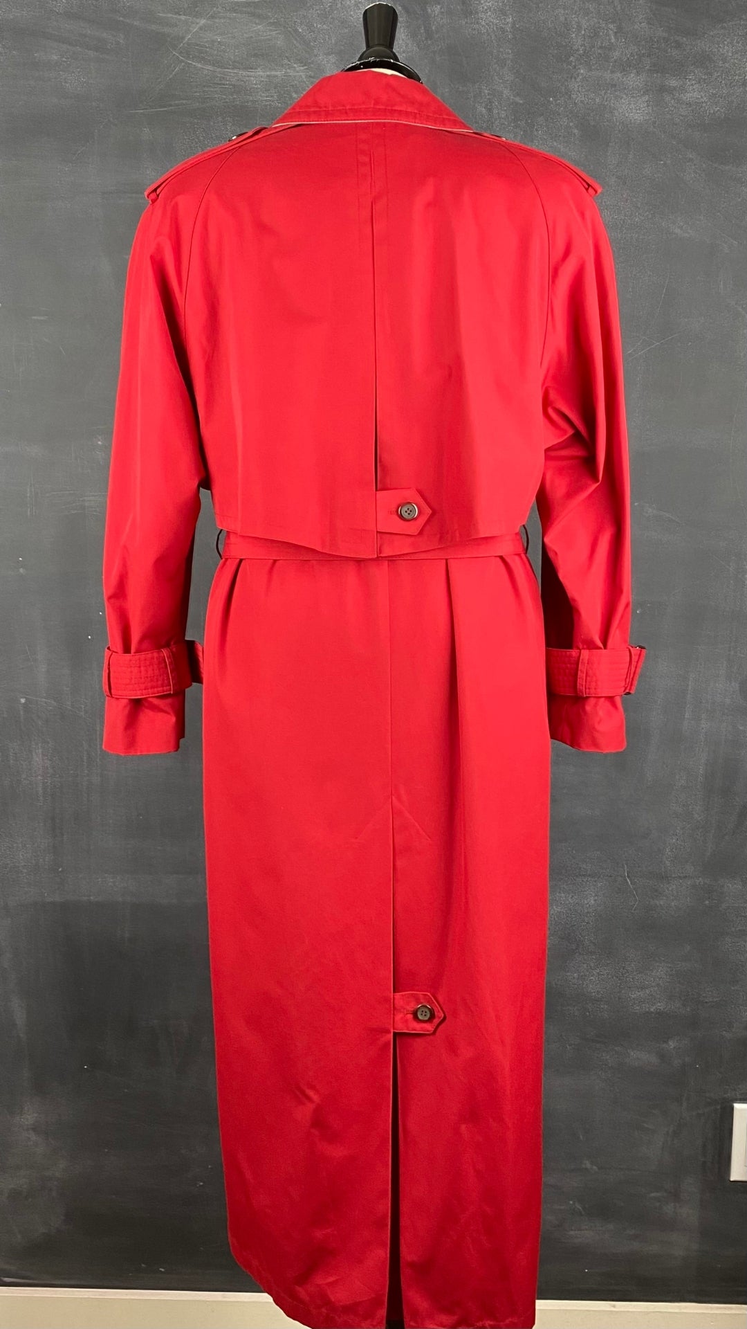 Manteau long vintage style trench rouge, taille small/medium. Vue de dos.