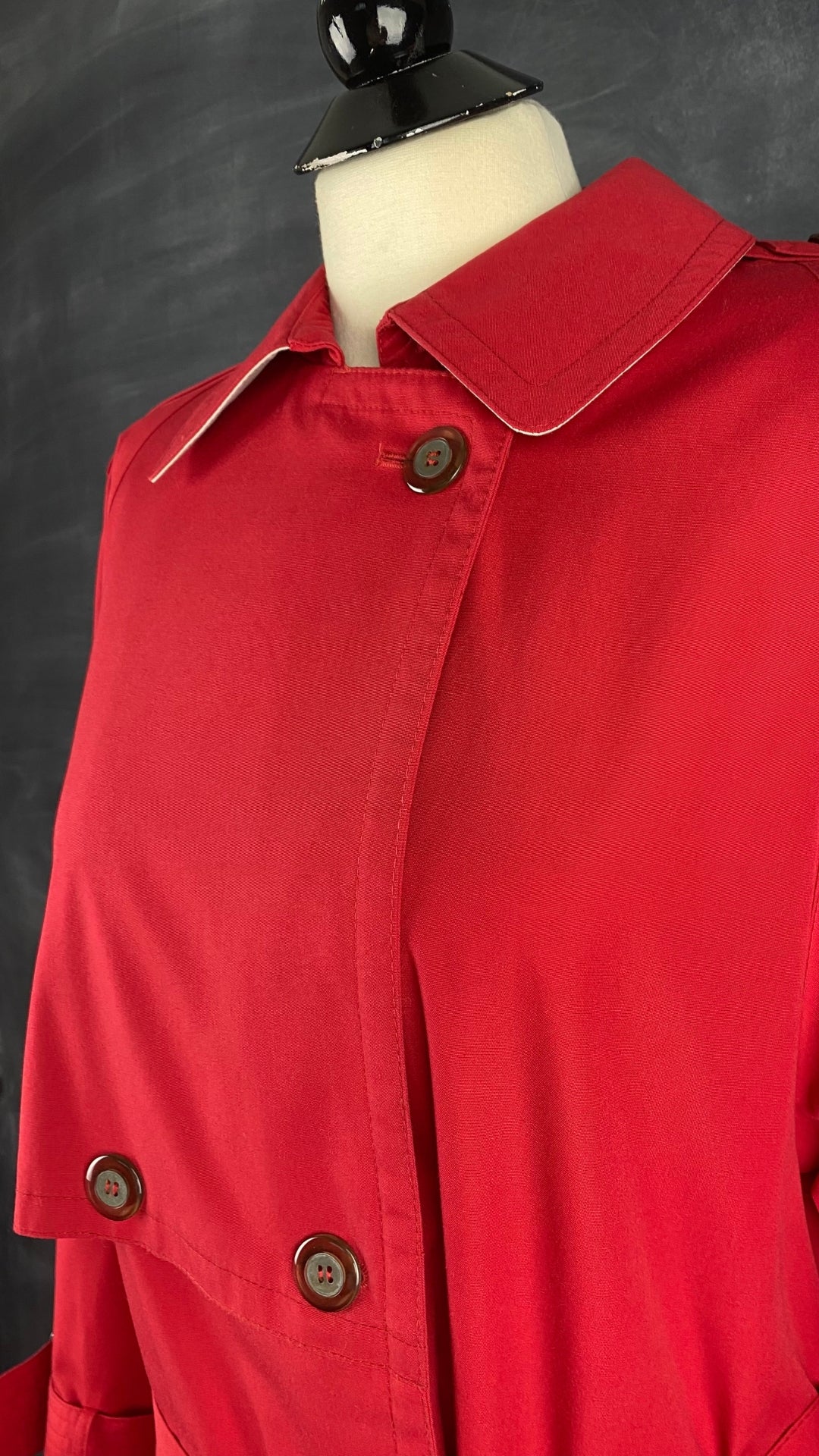 Manteau long vintage style trench rouge, taille small/medium. Vue de l'encolure.