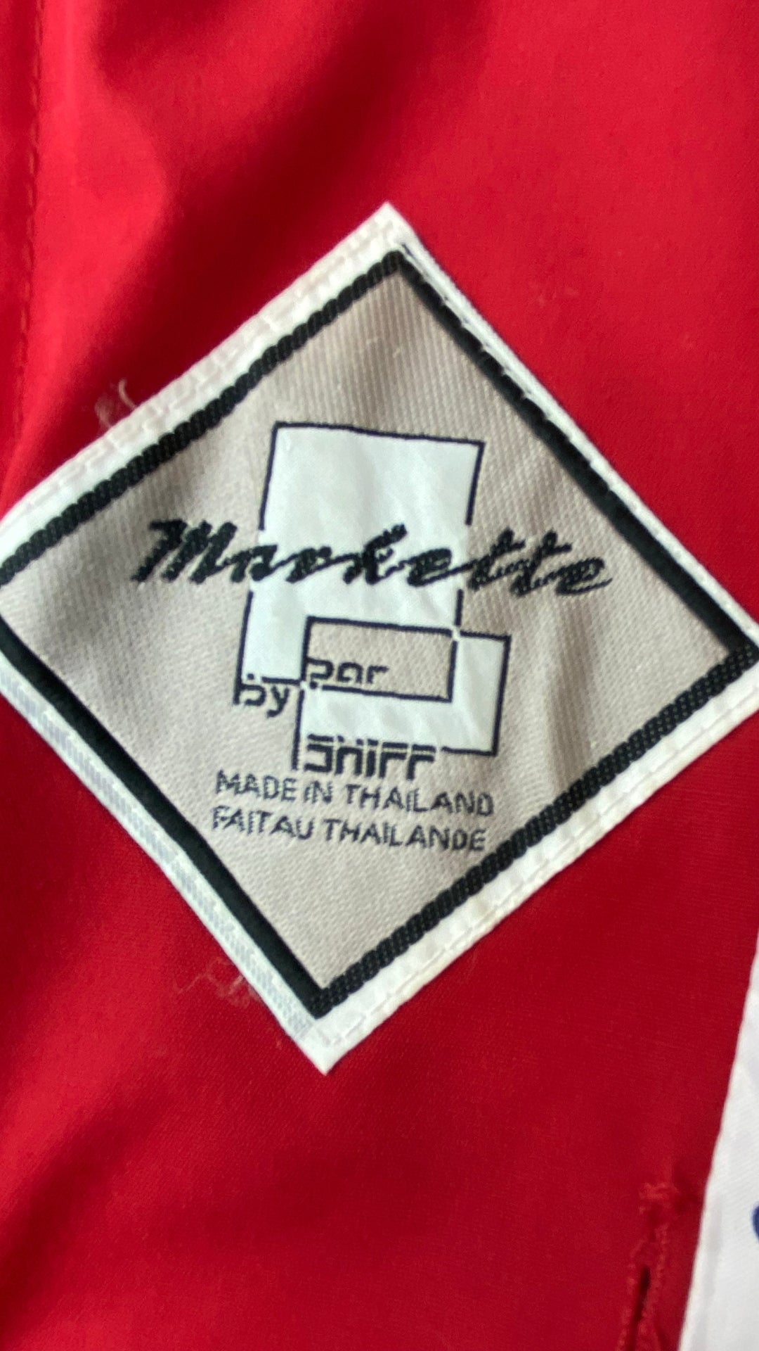 Manteau long vintage style trench rouge, taille small/medium. Vue de la marque.