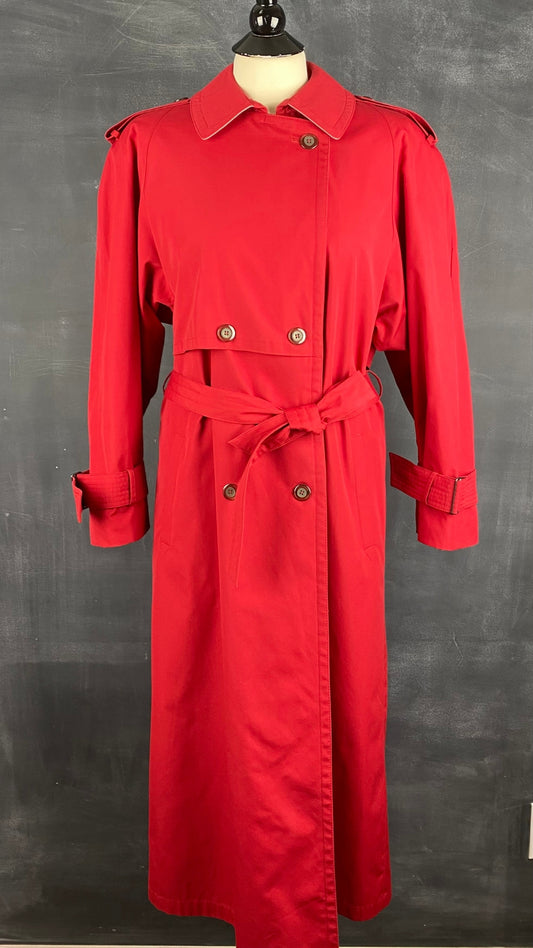 Manteau long vintage style trench rouge, taille small/medium. Vue de face.
