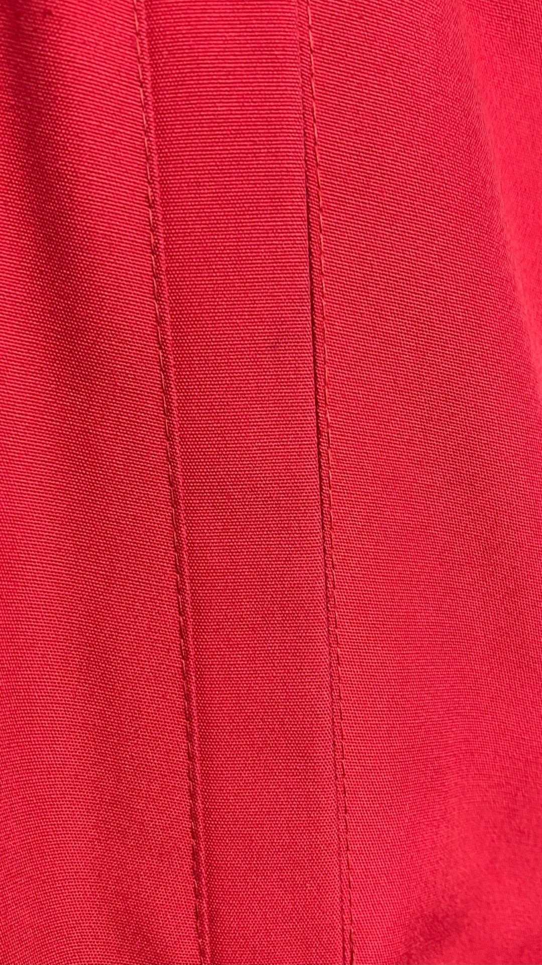 Manteau long vintage style trench rouge, taille small/medium. Vue de petite imperfection/tache.