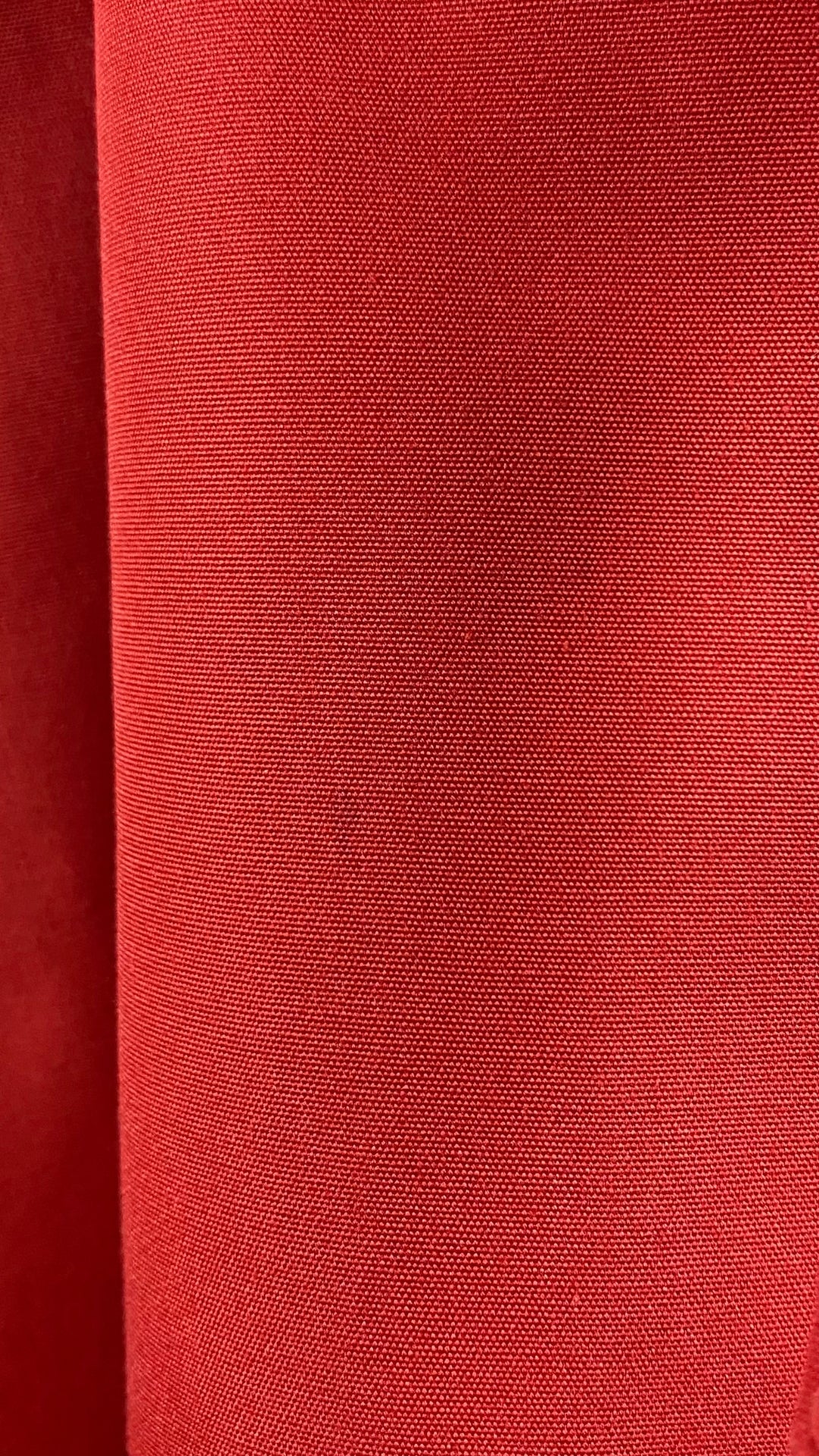 Manteau long vintage style trench rouge, taille small/medium. Vue de petite ombre dans le tissu.